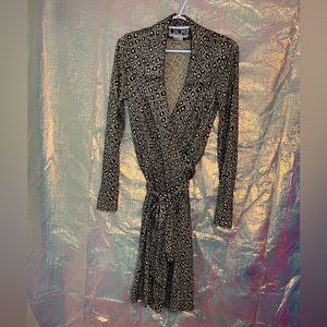Vintage Silk Diane Von Furstenburg Iconic Wrap Dress size 6, long sleeve.